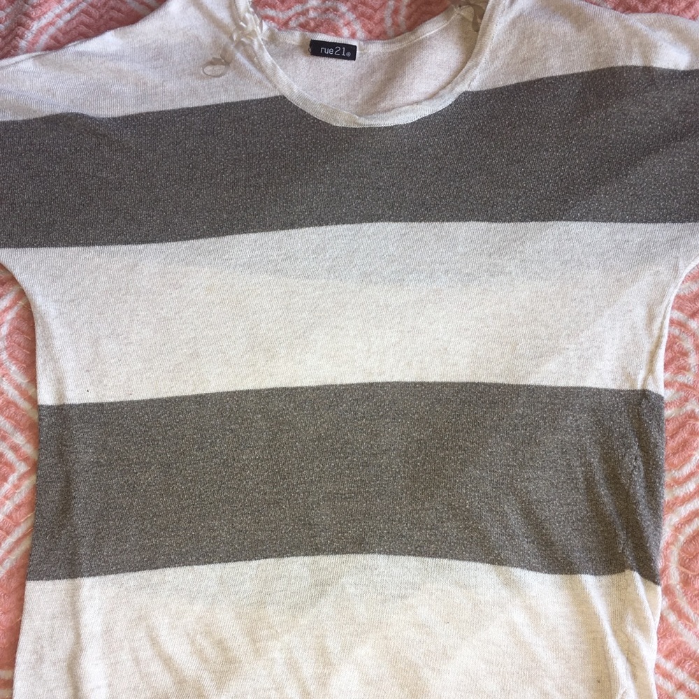 Quarter sleeve crop top